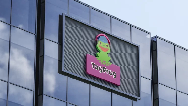 Logo de TAGFROG apposé sur façade réalisé par Noémie Bouton designer graphique à Bordeaux