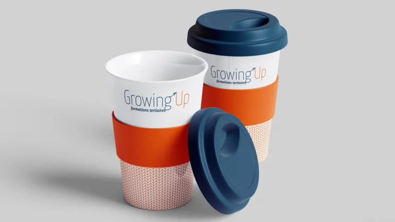 Logo de Growing Up apposé sur mug réalisé par Noémie Bouton designer graphique à Bordeaux